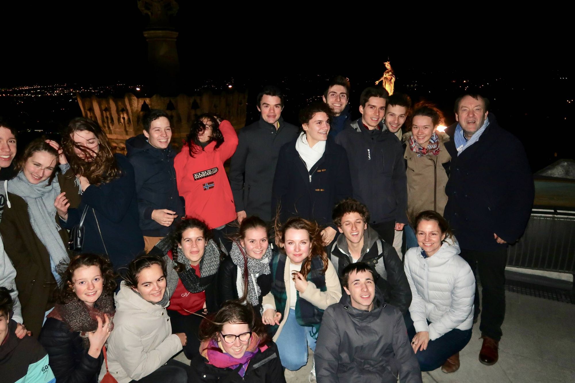 Étudiants des CPGE des Lazaristes réunis sur l’esplanade de Fourvière à Lyon