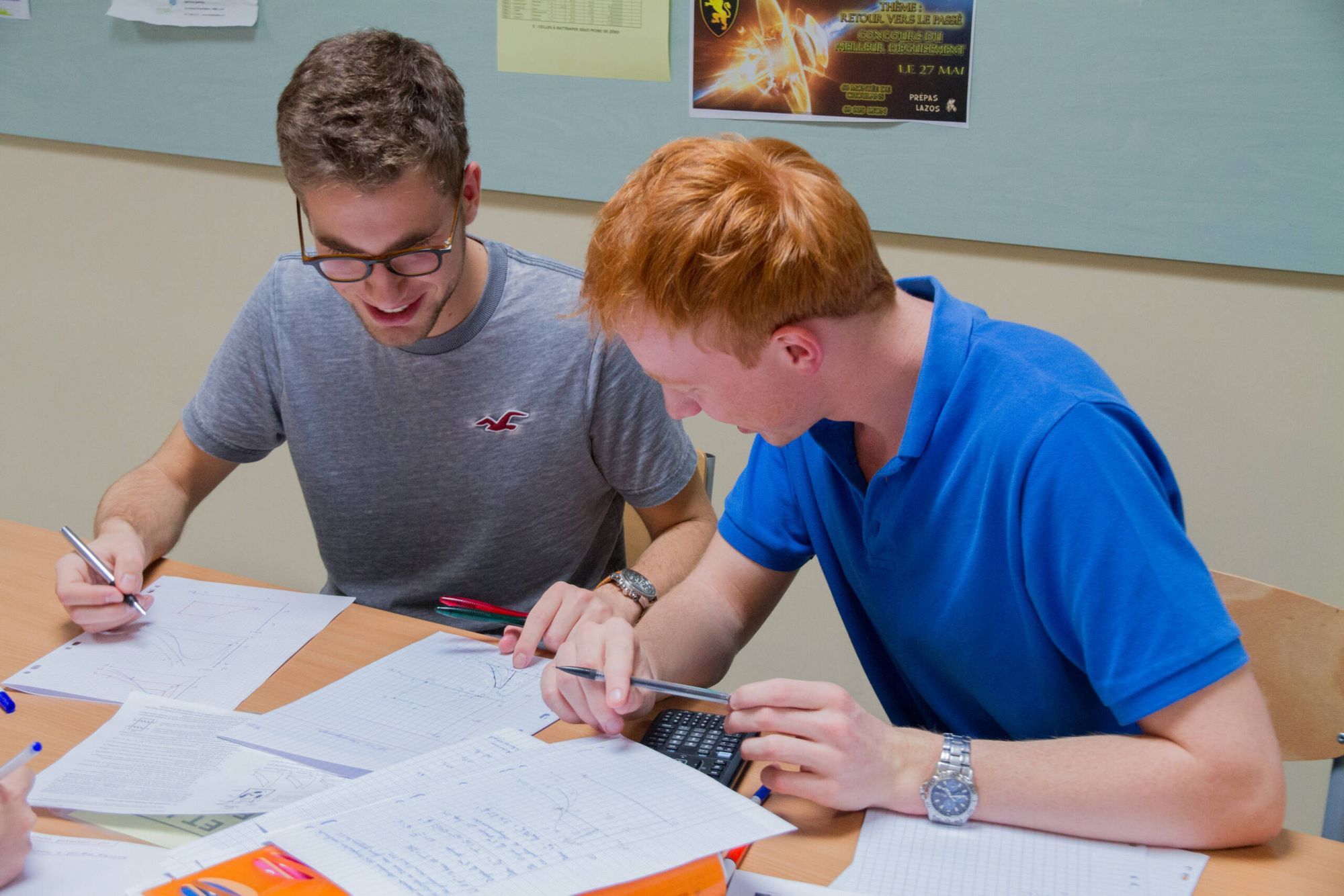 Deux étudiants de classe préparatoire scientifique en travail de groupe aux Lazaristes